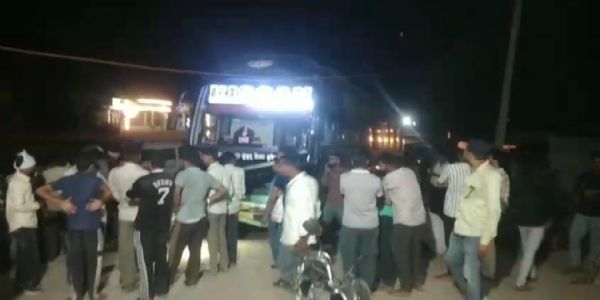स्लीपर बस की टक्कर से मां-बेटी सहित तीन की मौत, बाइक को 20 फीट तक घसीटा