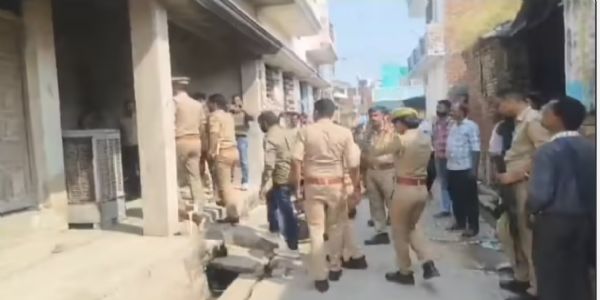 पटाखा फैक्ट्री के गोदाम में विस्फोट, एक दर्जन मकान छतिग्रस्त, दो घायल