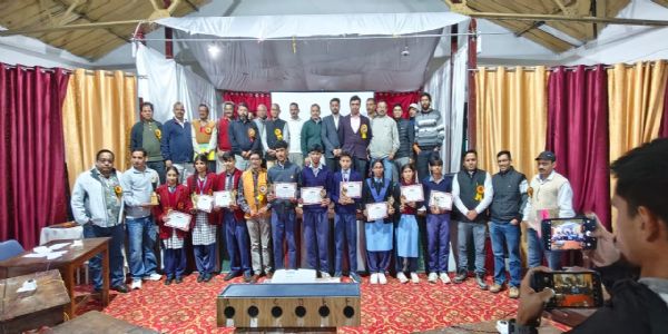 जनपद स्तरीय क्विज में एकेश्वर ब्लॉक की टीम ने मारी बाजी