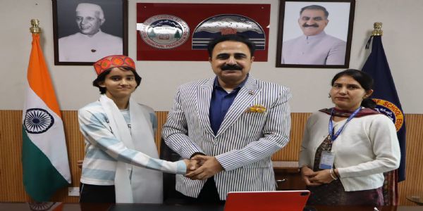 बैडमिंटन खिलाड़ी प्रिया शर्मा का राष्ट्रीय स्तर पर चयन, बोर्ड अध्यक्ष ने किया सम्मानित