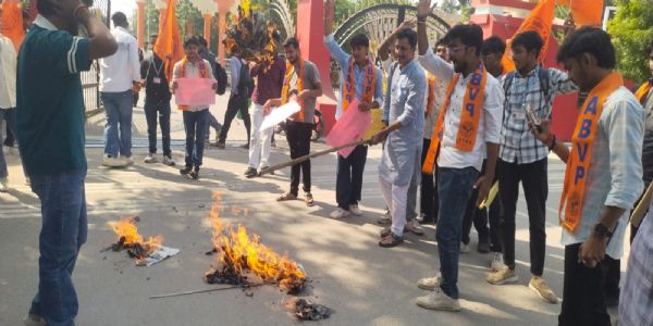 संवैधानिक संस्थाओं की स्वायत्तता के समर्थन में अभाविप का प्रदर्शन