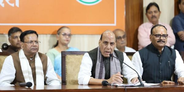 (पुन: अपडेट) देश को हिंसा और अराजकता की आग में झोंकना चाहती है कांग्रेस : राजनाथ सिंह