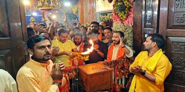 विश्व हिंदू परिषद ने श्री काली माता मंदिर में की महाआरती