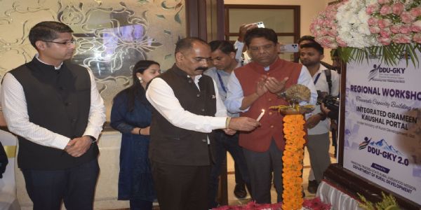 ग्रामीण युवाओं को कौशलयुक्त बनाकर नियमित रोजगार उपलब्ध करवाने पर दें विशेष ध्यान : अनिरुद्ध सिंह