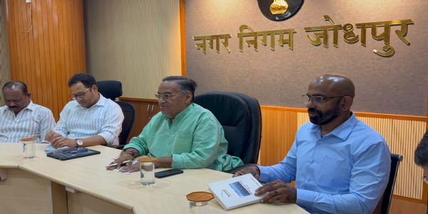 पार्षद और अधिकारी मिलकर लिखेंगे शहर के विकास का नया अध्याय: महापौर