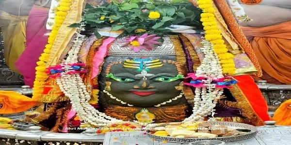 उज्जैन: रजत चंद्र-त्रिशूल मुकुट से सजे बाबा महाकाल, महानिर्वाणी अखाड़े की ओर से अर्पित की गई भस्म