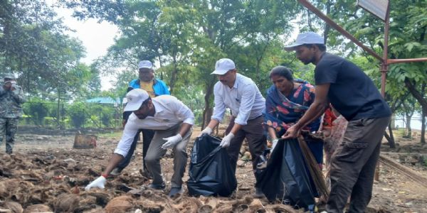 मां अंगारमोती मंदिर परिसर में चला स्वच्छता अभियान