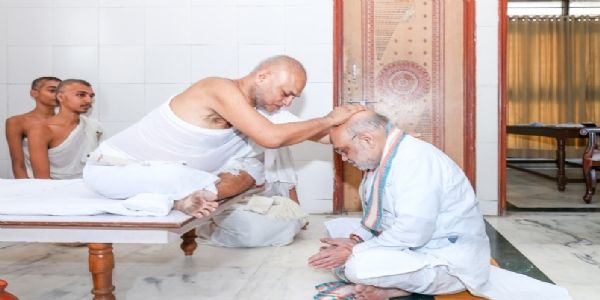 गृह मंत्री अमित शाह ने अहमदाबाद में जैनाचार्यों से लिया आशीर्वाद