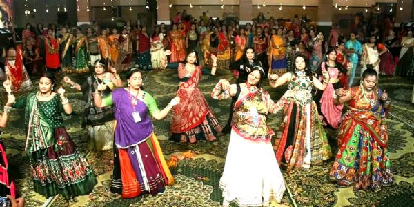 धौलपुर में डांडिया गरबा नाइट में महिलाओं ने मचाई धूम