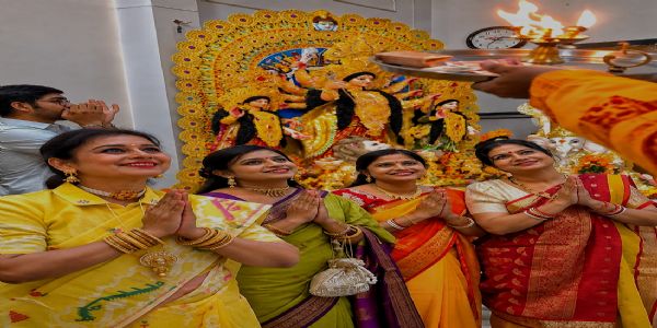 ढाक की गूंज के बीच दुर्गाबाड़ी में मां दुर्गा का भव्य स्वागत