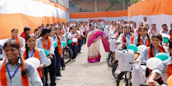 मुख्यमंत्री रेखा गुप्ता ने शालीमार बाग में किया कन्या पूजन, कक्षा 9 की 1400 छात्राओं को बांटी गईं साइकिलें