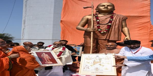 खंडवाः मुरारी बापू ने ओंकारेश्वर के एकात्म धाम पहुंचकर किए आदि शंकराचार्य की प्रतिमा के दर्शन