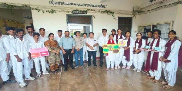कबाड़ से शिक्षण सामग्री बनाने में अंजलि मालव प्रथम