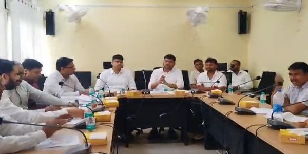 धनबाद नगर निगम का बड़ा फैसला, सभी 55 वार्डों में लगेंगी 50-50 नई स्ट्रीट लाइटें