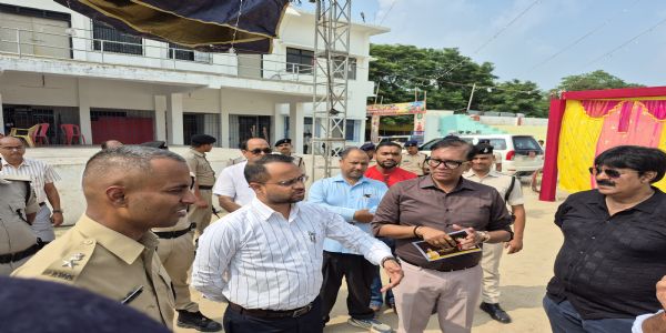 सारण में रावण दहन की तैयारी का जिलाधिकारी और एसएसपी ने किया राजेंद्र स्टेडियम का निरीक्षण