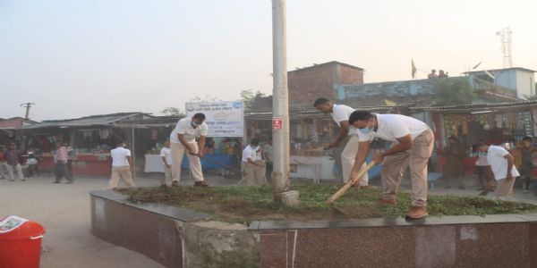 स्वच्छता अभियान के तहत एसएसबी के जवानों ने अररिया कोर्ट स्टेशन परिसर की सफाई की