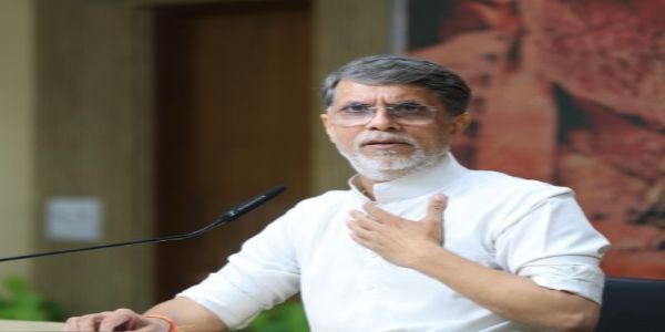 कांग्रेस मुख्यालय में पत्रकार वार्ता के दौरान कांग्रेस नेता पवन खेड़ा। कांग्रेस मुख्यालय में पत्रकार वार्ता के दौरान कांग्रेस नेता पवन खेड़ा।