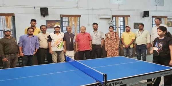 दरभंगा:सीएम साइंस कॉलेज के कामेश्वर भवन में विश्वविद्यालय की पुरुष एवं महिला टेबल टेनिस टीम के गठन के लिए आयोजित चयन ट्रायल में शामिल खिलाड़ी एवं चयन समिति के सदस्य। दरभंगा:सीएम साइंस कॉलेज के कामेश्वर भवन में विश्वविद्यालय की पुरुष एवं महिला टेबल टेनिस टीम के गठन के लिए आयोजित चयन ट्रायल में शामिल खिलाड़ी एवं चयन समिति के सदस्य।