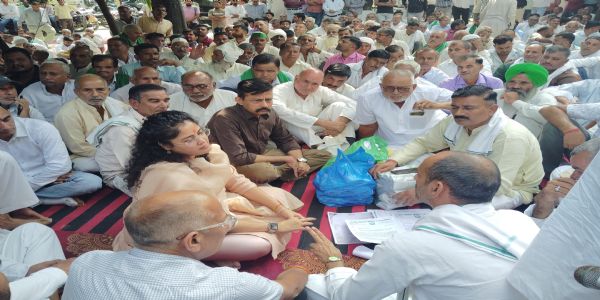गन्ना समिति में धरनारत किसान नेता दिगंबर सिंह व नितिन से वार्ता करते हुए एडीएम प्रशासन अंशिका दीक्षित व साथ में जिला आबकारी अधिकारी (काली शर्ट में) गन्ना समिति में धरनारत किसान नेता दिगंबर सिंह व नितिन से वार्ता करते हुए एडीएम प्रशासन अंशिका दीक्षित व साथ में जिला आबकारी अधिकारी (काली शर्ट में)