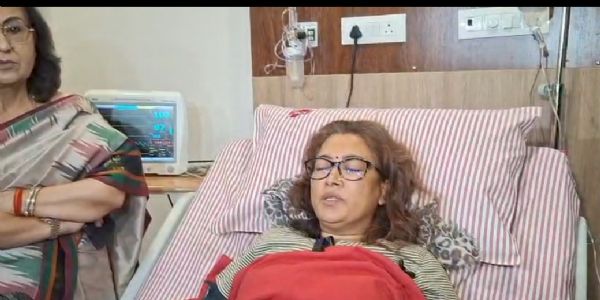 मंत्री रेखा आर्या अस्पताल में पात्रकारों से बातचीत करती।