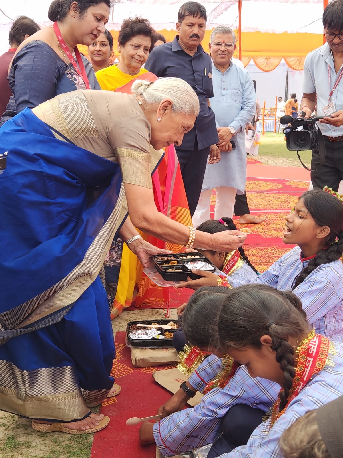 बच्चों को प्रसाद खिलाती राज्यपाल आनंदीबेन पटेल बच्चों को प्रसाद खिलाती राज्यपाल आनंदीबेन पटेल