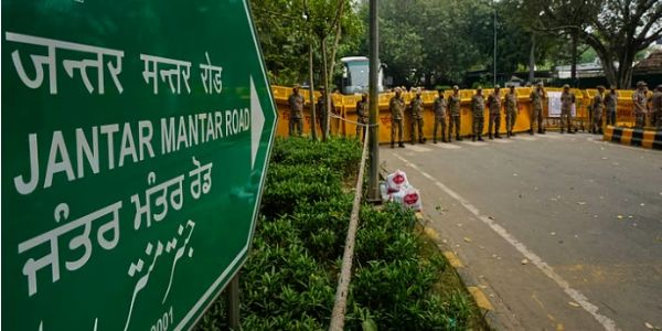 दिल्ली के जंतर-मंतर पर प्रदर्शनकारियों को रोकने के लिए बैरिकेड और पुलिस (फाइल फोटो)