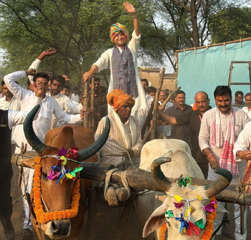 अशोकनगर जिले में ग्राम चौपाल में बैलगाड़ी पर सवार होकर जाते हुए केन्द्रीय मंत्री सिंधिया अशोकनगर जिले में ग्राम चौपाल में बैलगाड़ी पर सवार होकर जाते हुए केन्द्रीय मंत्री सिंधिया