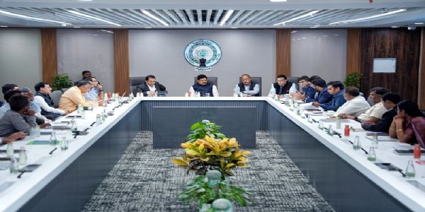 अमरावती में शहरी विकास परियोजनाओं पर आंध्र प्रदेश के वरिष्ठ अधिकारियों से चर्चा करते हुए मुख्यमंत्री मोहन यादव अमरावती में शहरी विकास परियोजनाओं पर आंध्र प्रदेश के वरिष्ठ अधिकारियों से चर्चा करते हुए मुख्यमंत्री मोहन यादव