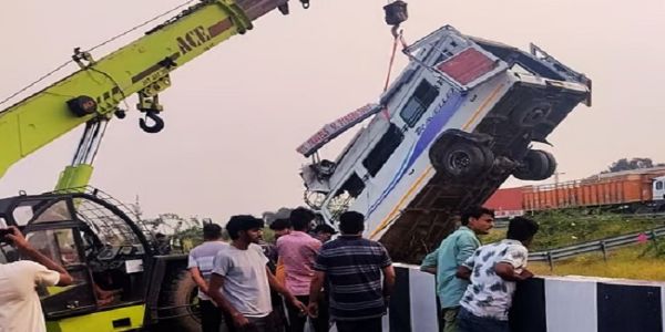 नाले में गिरी मिनी बस को क्रेन से बाहर निकालते हुए पुलिस की टीम नाले में गिरी मिनी बस को क्रेन से बाहर निकालते हुए पुलिस की टीम