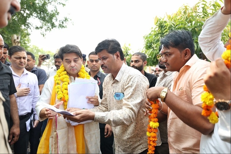 अशोकनगर के चंदेरी में आमजन की समस्याएं सुनते हुए केन्द्रीय मंत्री सिंधिया अशोकनगर के चंदेरी में आमजन की समस्याएं सुनते हुए केन्द्रीय मंत्री सिंधिया