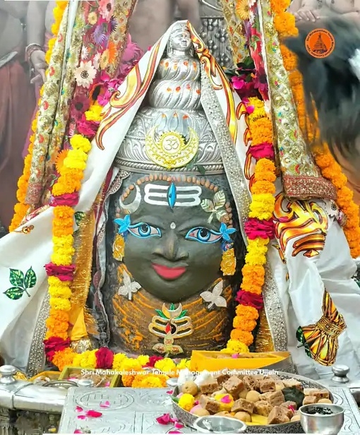 बिल्वपत्र मुकुट और रुद्राक्ष माला से सजे बाबा महाकाल बिल्वपत्र मुकुट और रुद्राक्ष माला से सजे बाबा महाकाल