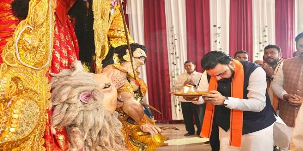पटना के दुर्गा पूजा पंडाल में दर्शन पूजन करते मुख्यमंत्री सम्राट पटना के दुर्गा पूजा पंडाल में दर्शन पूजन करते मुख्यमंत्री सम्राट