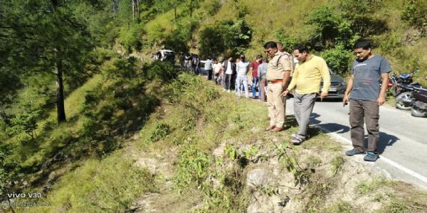 बालगंगा नदी में गिरी सेंट्रो कार, एक शव बरामद, दूसरा लापता
