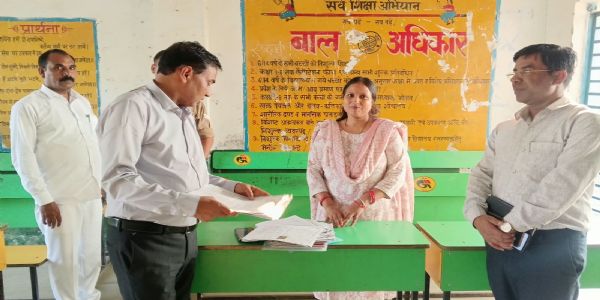 डीएम ने पांच मतदेय स्थलों का किया निरीक्षण, बीएलओ से ली पुनरीक्षण की जानकारी