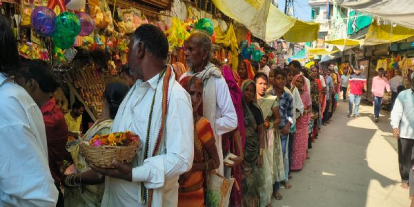 शीतला चौकियां धाम में मां कालरात्रि के दर्शन को उमड़े श्रद्धालु, सुबह नौ बजे तक सात हजार ने टेका माथा