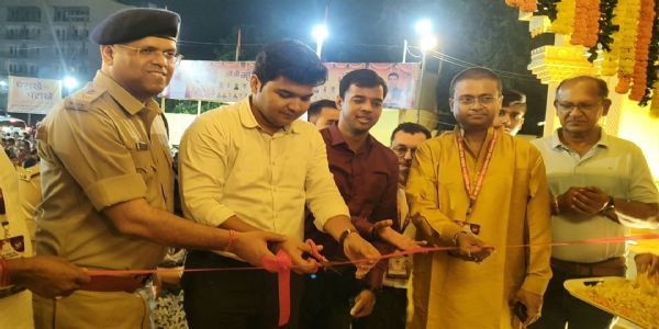 गांधी टोला दुर्गापूजा समिति पंडाल का उपायुक्त और एसपी ने किया उद्घाटन