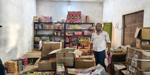 जांजगीर-चांपा : दिवाली से पहले अवैध पटाखों के भंडारण पर पुलिस की बड़ी कार्रवाई, 75 हजार के पटाखे जब्त, एक आरोपित पर केस दर्ज