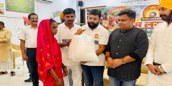 फैजुल्लागंज में बाढ़ की त्रासदी के बीच ‘टीम लखनऊ’ बनी बाढ़ पीड़ितों का सहारा