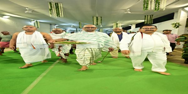 मुख्यमंत्री ने अपनी मां के दशकर्म संस्कार की सभी पारंपरिक रस्में की पूरी