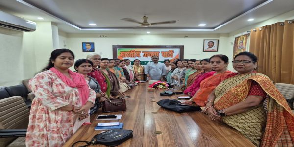 मां दुर्गा की आराधना और डांडिया की धुन पर झूमीं महिलाएं