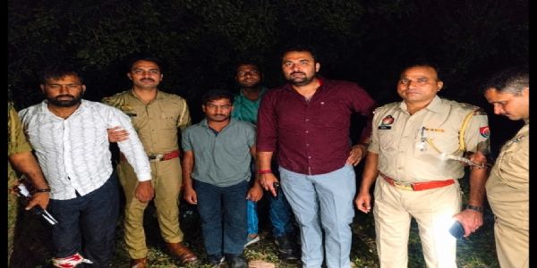 नाेएडा पुलिस मुठभेड़ के दौरान दो बदमाश गिरफ्तार, एक के पैर में लगी गोली