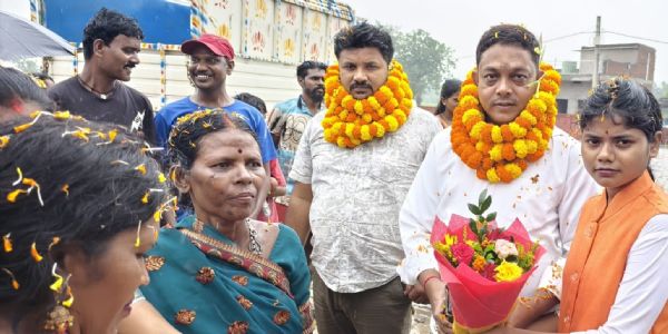 महिलाओं ने आजसू नेता सुरेंद्र महतो को किया सम्मानित