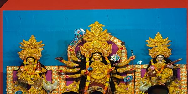 सप्तमी पर पूजा देखने के लिए लोगों की उमड़ी भीड़