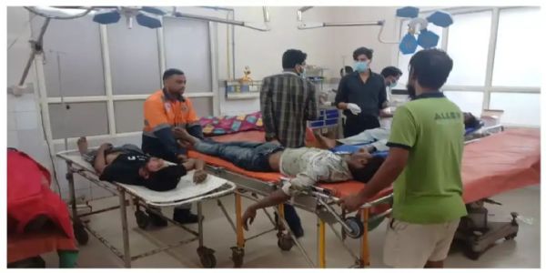 ई- रिक्शा पलटा,गर्म खीर से 5 बच्चों सहित 10 लाेग झुलसे
