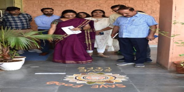 अनाजों से सजाई रंगोली, थाली में उतरा पोषण