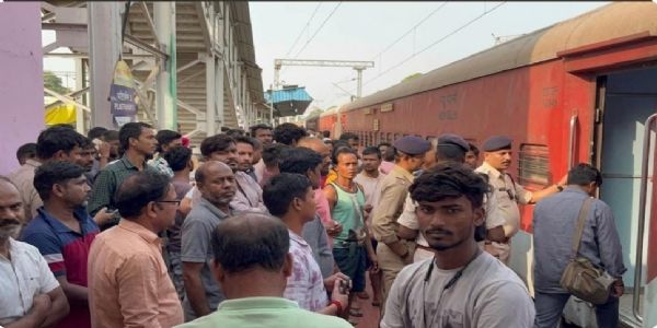 चक्रधरपुर स्टेशन पर समरसता एक्सप्रेस के टॉयलेट में मिला यात्री का शव, पहचान में जुटी पुलिस