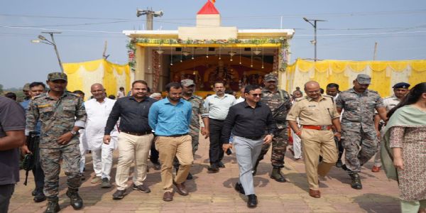 उपायुक्त और पुलिस अधीक्षक ने विभिन्न पूजा पंडालों का किया निरीक्षण