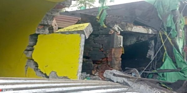 झाड़ग्राम में डंपर ने कई घरों को मारी टक्कर, मालिक की मौत