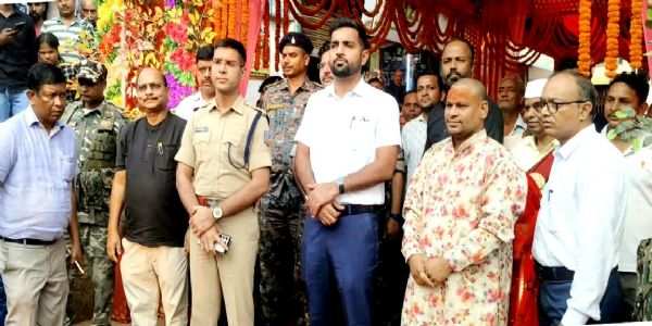 दुर्गा पूजा को लेकर पलामू प्रशासन अलर्ट, डीसी-एसपी ने पंडालों का किया निरीक्षण
