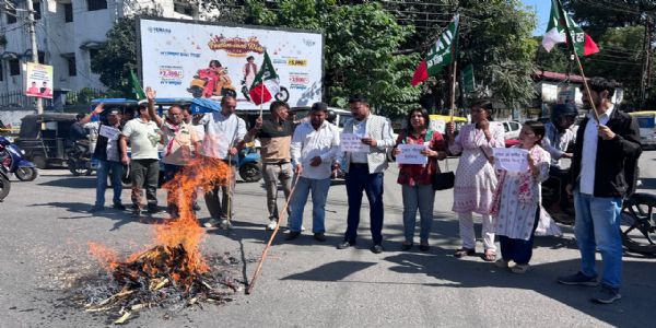 अंकिता भण्डारी मामला : उक्रांद का प्रदर्शन, सरकार और दुष्यंत का पुतला जलाया